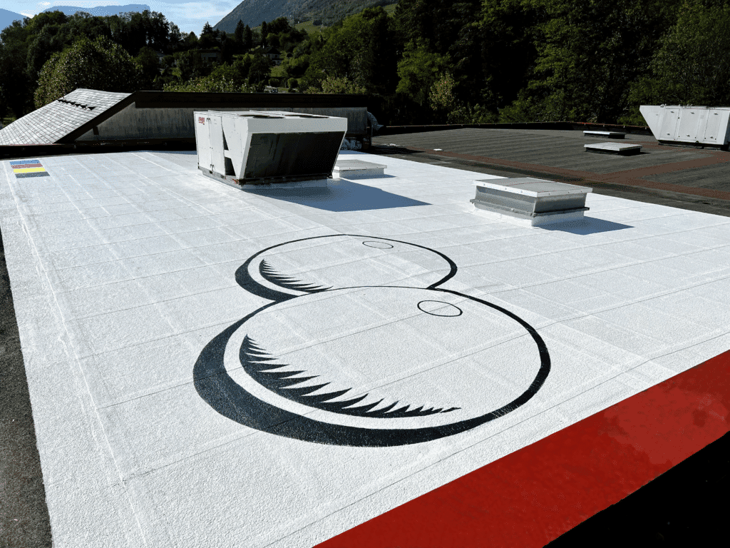 Mural représentant deux cercles noirs sur un toit blanc avec des équipements de ventilation. Art of Roof